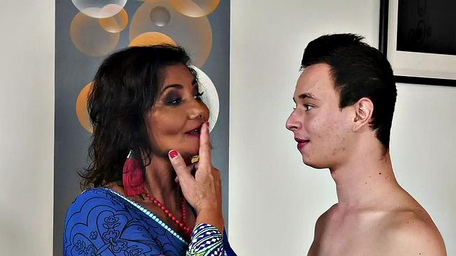 Big booty granny fucked by thick cock in wet pussy