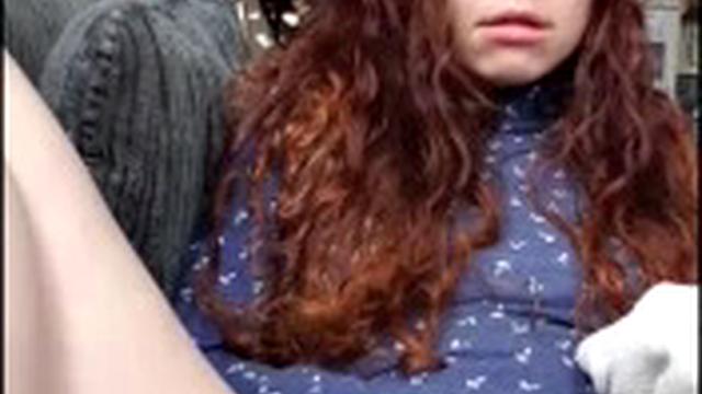 Рыжая не выдерживает и яростно дрочит на диване