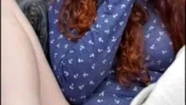 Рыжая не выдерживает и яростно дрочит на диване