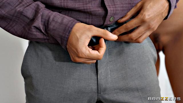 Мачеха-босс устраивает проверку парню дочки прямо под столом, а потом и сама участвует в групповухе с ним и падчерицей - вот это рабочий процесс с юмором!