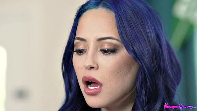 две зрелые подруги трахают пасынка на диване