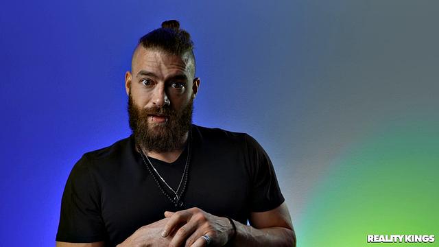 Две рыжие соблазняют Xander Corvus и лижут друг другу киски в групповом сексе с двойным окончанием на лице.