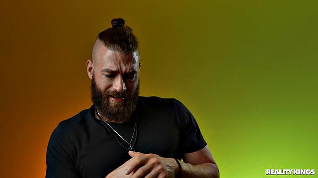 Две рыжие соблазняют Xander Corvus и лижут друг другу киски в групповом сексе с двойным окончанием на лице.