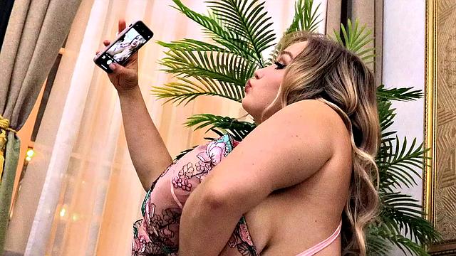 Cheryl Blossom: Selfie