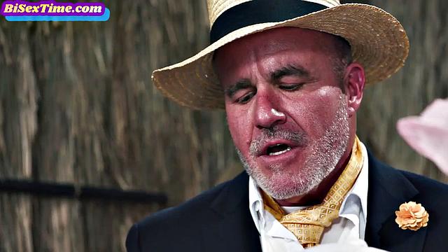 Зрелая с огромной грудью садится на лицо подруги, пока мужик жарит их обеих в тройничке.