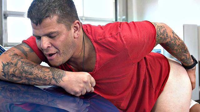 Хлоя Ламур слизывает механику жопу, тот готов на все ради неё