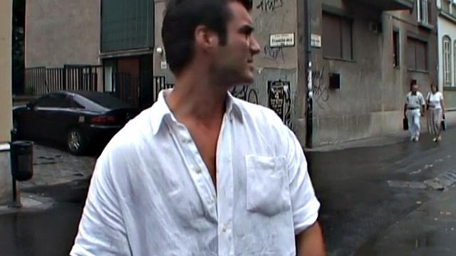 блондинка дрочит и широко раздвигает себя игрушками