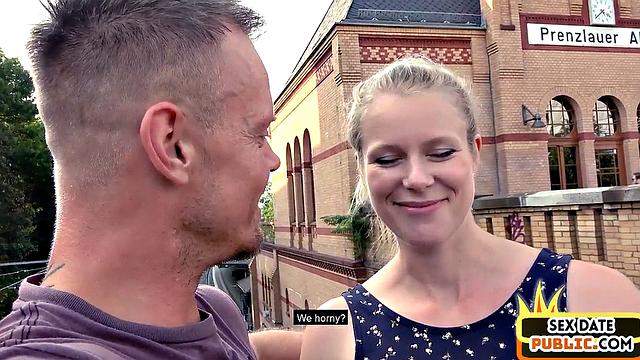 Пирсинг на сосках не мешает - блондинка скачет на члене прямо в парке, пока прохожие делают вид что не замечают!