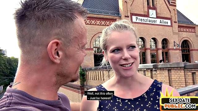 Пирсинг на сосках не мешает - блондинка скачет на члене прямо в парке, пока прохожие делают вид что не замечают!