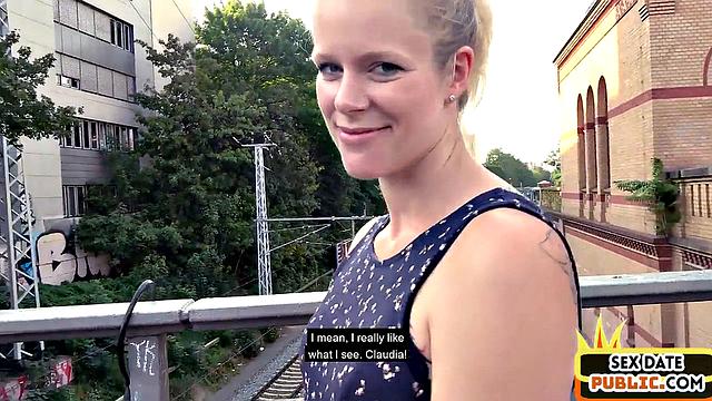 Пирсинг на сосках не мешает - блондинка скачет на члене прямо в парке, пока прохожие делают вид что не замечают!