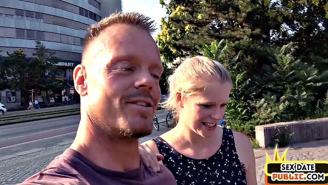 Пирсинг на сосках не мешает - блондинка скачет на члене прямо в парке, пока прохожие делают вид что не замечают!