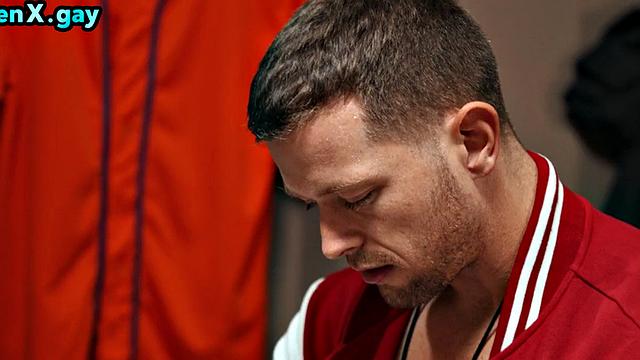 жёсткий качок разъебывает худого гея без гондона в раздевалке