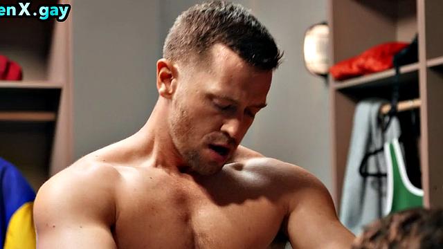 жёсткий качок разъебывает худого гея без гондона в раздевалке
