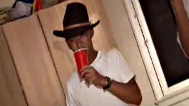 шлюха-брюнетка скачет на члене на вечеринке