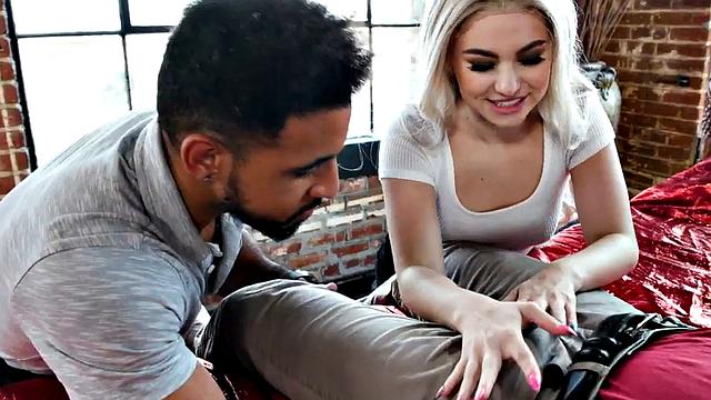 Bisexual round babe fucked and pussylicked in threesome