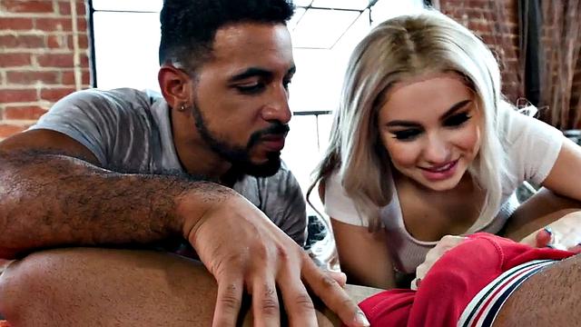 Похотливая бисексуалка с аппетитной жопкой не может устоять перед дикой тройкой