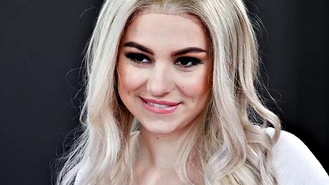 Bisexual round babe fucked and pussylicked in threesome