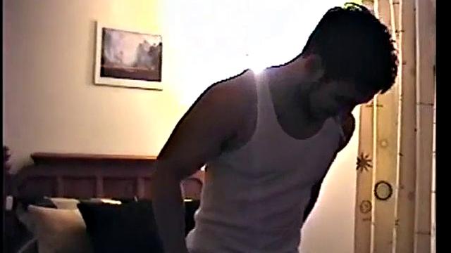 качок дрочит член и кончает на камеру