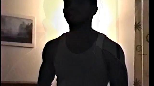 качок дрочит член и кончает на камеру