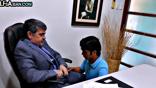 Office DILF spoiled by amateur twunk