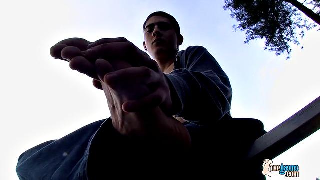 Парень сосёт пальцы ног! - Рэд Мэтьюс