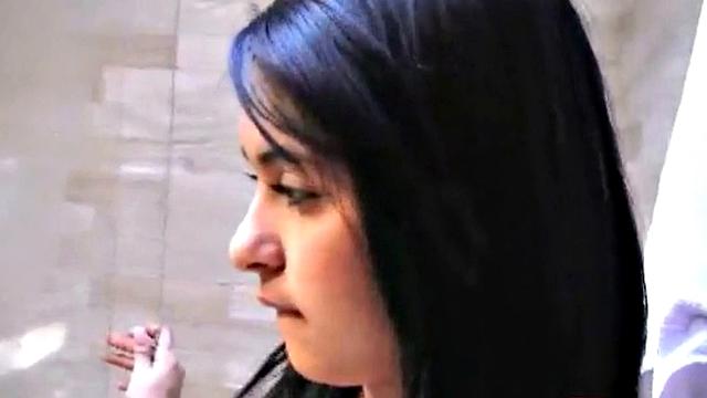 Лилли встает на колени и заглатывает хуй с жадностью