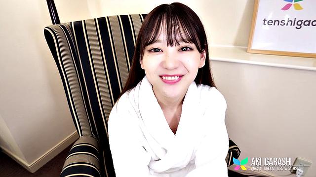 Аки Игараси искала парня, а попала в порно