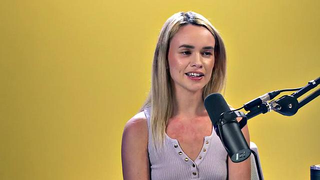 Хрупкая красотка ласкает свою пушистую киску после кастинга