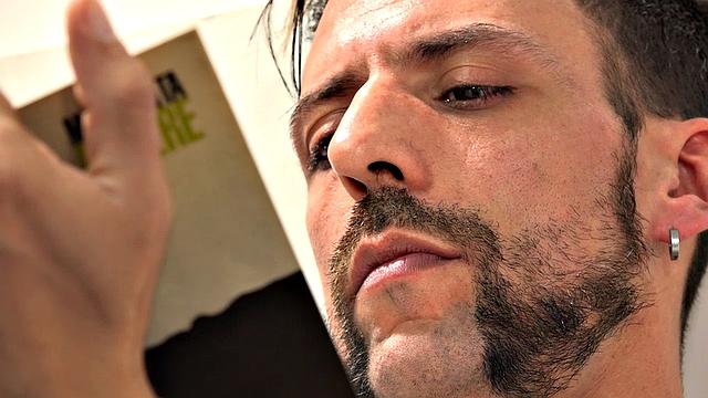 смотри, как йорис вылизывает жопу и получает мощный заряд спермы