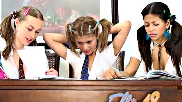 All girl threeway gets steamy