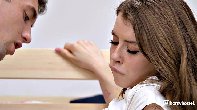 Сосед по комнате не удержался и трахнул подругу сестры после долгой прогулки в хостеле.