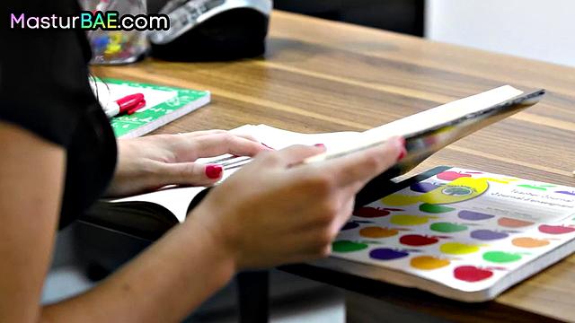 Сочная красотка с шикарной жопой получает глубокий секс в догги от счастливчика.