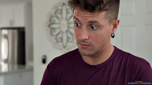 Саша Перл сначала гоняет пацанов по делам, потом сама устраивает им настоящую работу