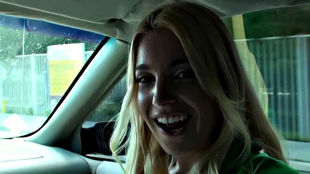 Холли Стивенс скачет на Ксандере Корвусе в позе наездницы и дразнит аппетитной фигурой