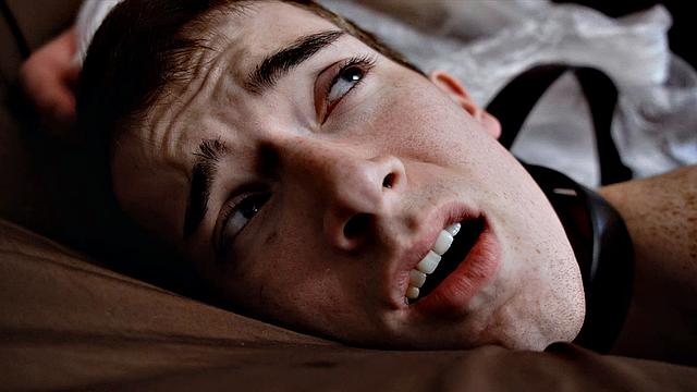 алекс майер в наручниках трахаетcя с маскированным сантехником