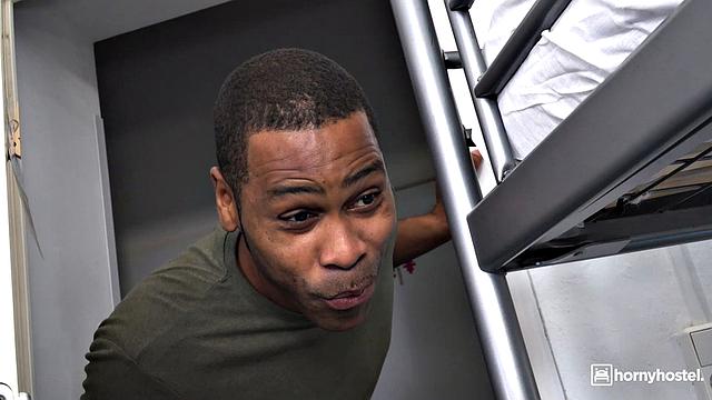 Когда в отеле забываешь трусы - ресепшионисту скучно не бывает, Серина Гомез и Darrell Deeps показывают класс.