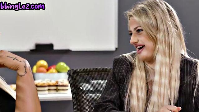 азиатка устраивает лесбийское трио в офисе