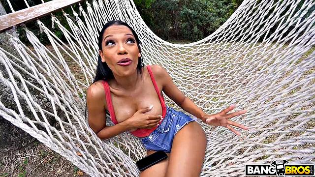 Эден Уэст показывает, как удивить опытного отчима своим телом и чувством юмора - Жован Джордан не устоял перед провокацией, и теперь у него новые фото для коллекции. Когда девушка шутит - большие члены становятся главным героем вечера.