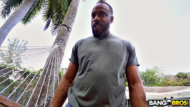 Эден Уэст показывает, как удивить опытного отчима своим телом и чувством юмора - Жован Джордан не устоял перед провокацией, и теперь у него новые фото для коллекции. Когда девушка шутит - большие члены становятся главным героем вечера.