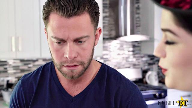 Сексуальная няня Мэри Поп соблазняет парня