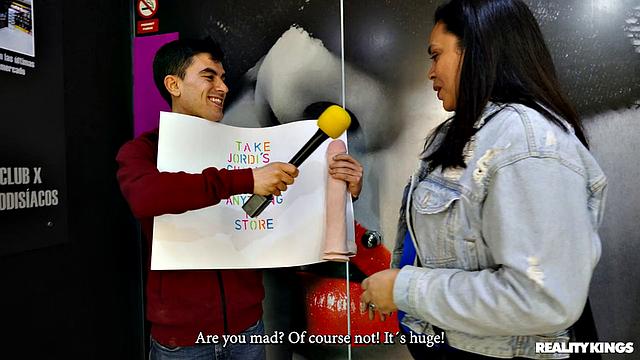 Алексис Долл доказывает, что может принять огромный дилдо в анал у Жорди в секс-шопе, а потом не может остановиться и просит настоящий член!