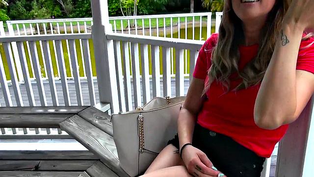 Сабрина смеётся и сосёт в беседке, а дождь только мешает кончить