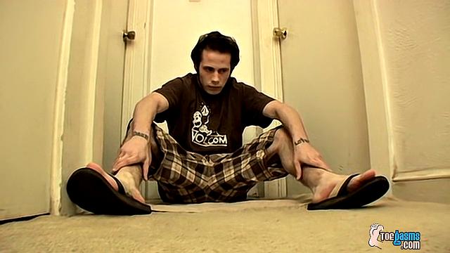 Barefoot Guy Gives Some Cum - Nailz