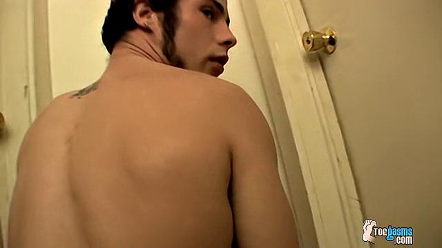 Barefoot Guy Gives Some Cum - Nailz