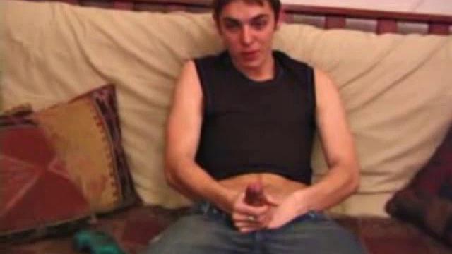 Брейди Уокер лакомится предэякулятом и смачно ловит залп на лицо