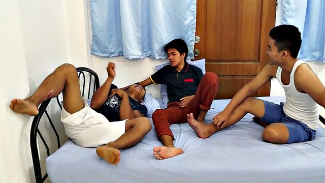 Азиатские геи-румейты заманивают прямого Джесси на жесткий анальный тройничок