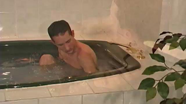 смотри, как шон маккензи дрочит свой здоровый член и кончает