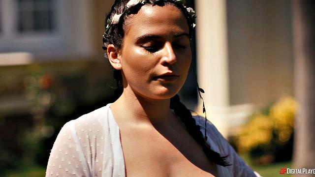 Лола и Бри трахают Саймона у бассейна втроём с анальным сексом и минетом от Лолы и Бри, пока правда не всплывает.