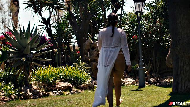 Лола и Бри трахают Саймона у бассейна втроём с анальным сексом и минетом от Лолы и Бри, пока правда не всплывает.