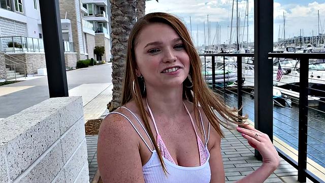 милая рыжая с маленькой грудью глубоко сосёт и получает на лицо